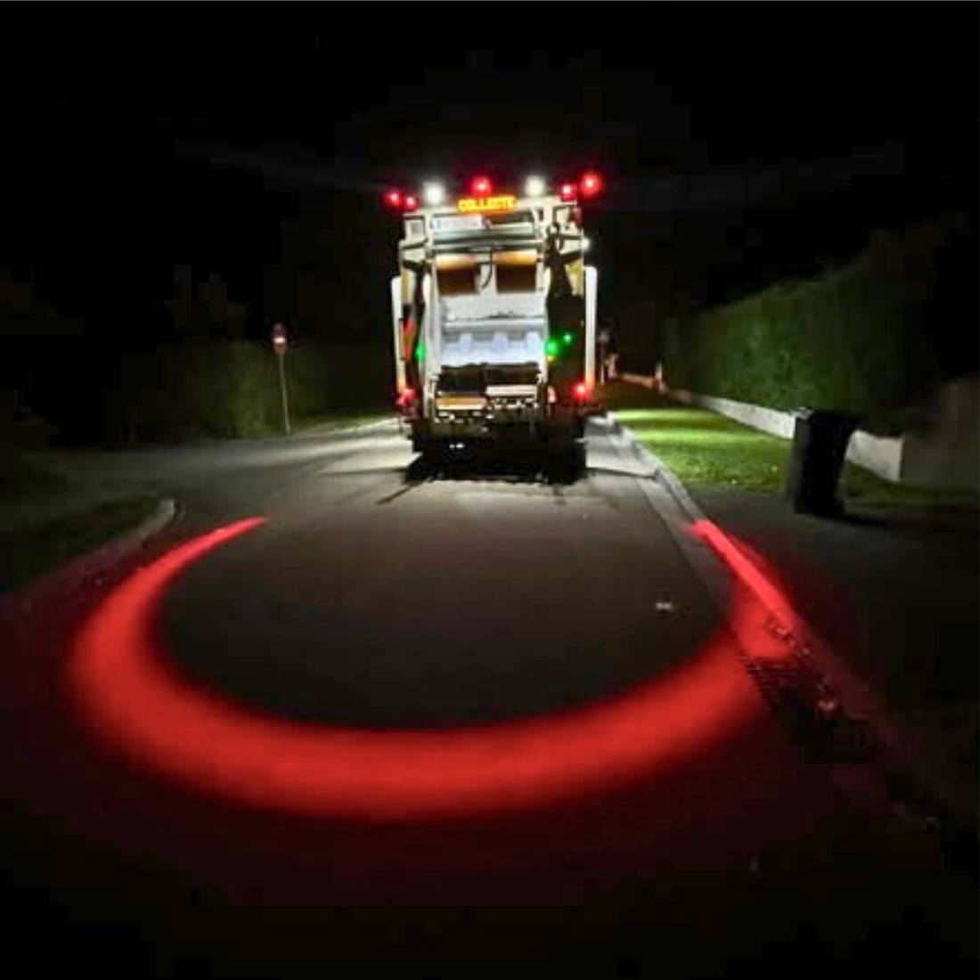 feu signalisation sécurité U derrière camion poubelle